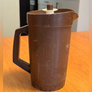Vintage Brown Tupperware Pitcher with Lid (6 cups)